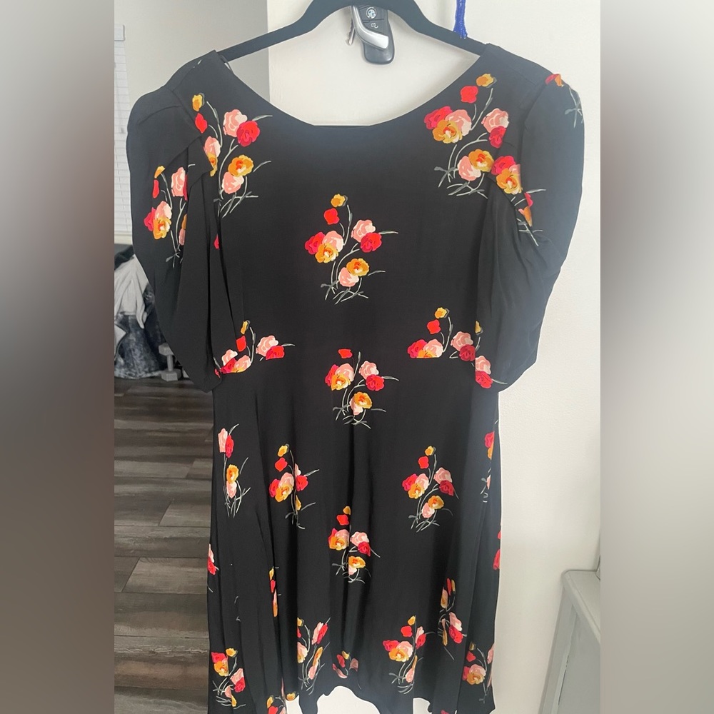 Zara dress Brand new never worn size L. Knee length. Black flower pattern